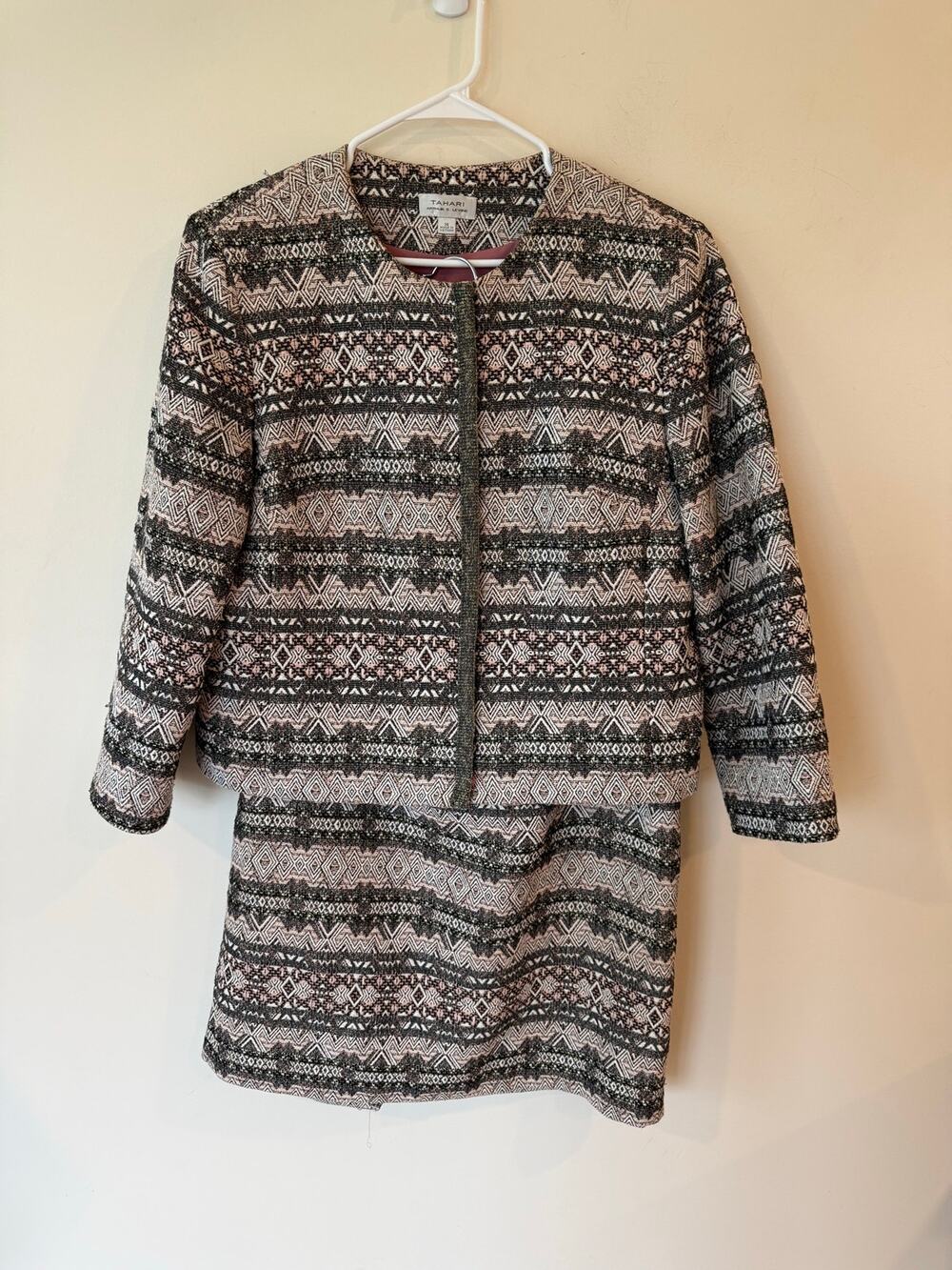 Tahari Arthur S Levine Tweed Skirt Suit Women's Size 12 Gray Geometric Classic